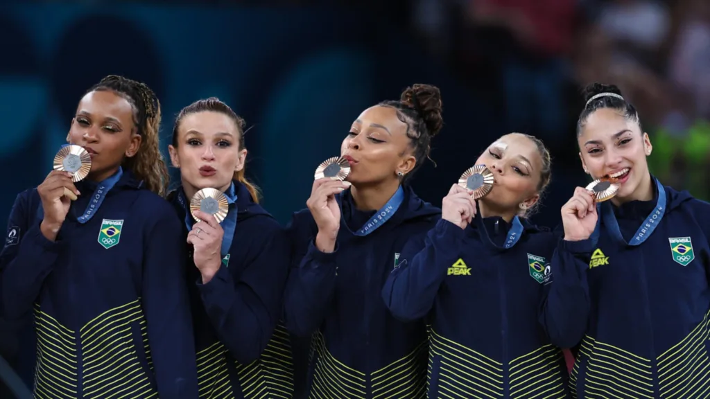  As medalhistas de bronze Rebeca Andrade, Jade Barbosa, Lorrane Olivera, Flavia Saraiva e Julia Soares no podio — Miriam Jeske/COB