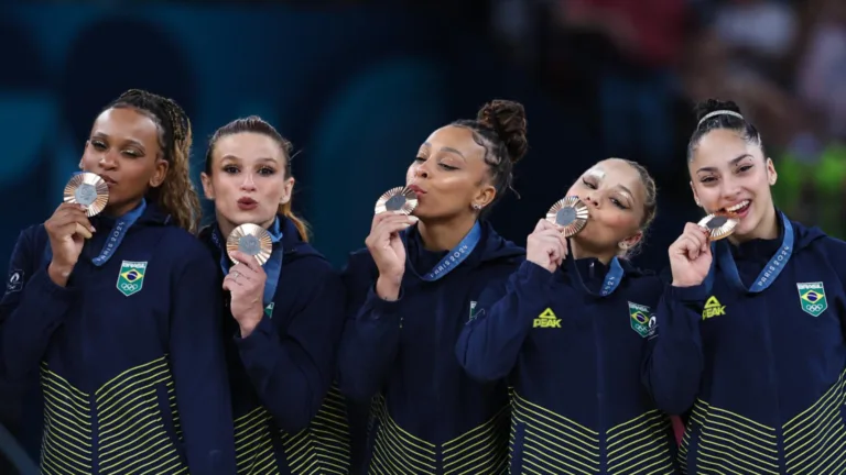  As medalhistas de bronze Rebeca Andrade, Jade Barbosa, Lorrane Olivera, Flavia Saraiva e Julia Soares no podio — Miriam Jeske/COB