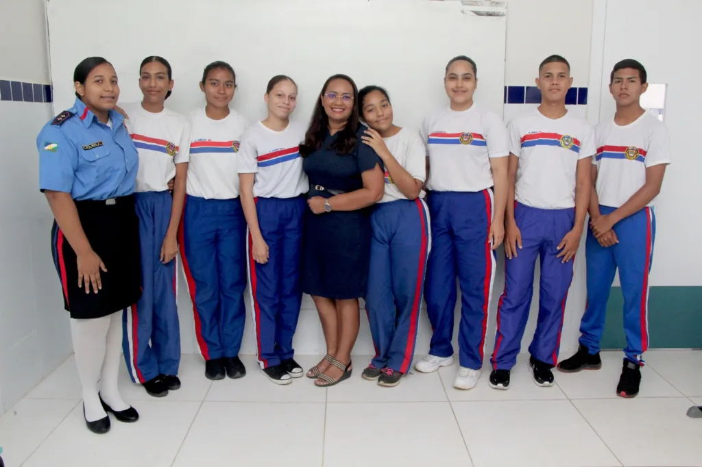 Professora Marcélia Nicácio e alunos do Ensino Médio do Colégio Militarizado Camilo Dias. (Foto: Wenderson Cabral/FolhaBV)