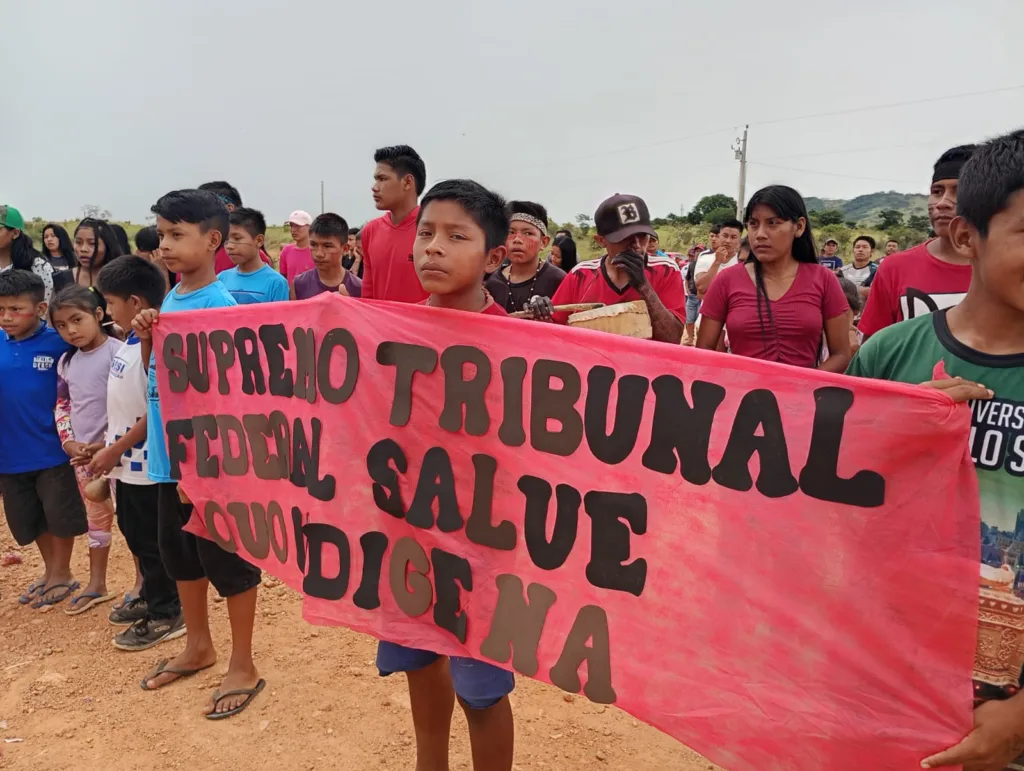 Com faixas, cartazes e ao som de músicas tradicionais, centenas de indígenas das comunidades Maturuca, Pedra Branca, Enseada, Barreirinha, Tabatinga, Socó e Morro, todas na região das Serras, se uniram. (Foto: Divulgação)