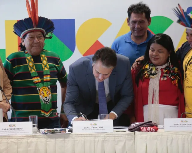 As ações para a educação dos Yanomami e Ye’kwana foram discutidas com lideranças indígenas em encontro, com o ministro da Educação, Camilo Santana, em Brasília. (Foto: Angelo Miguel/ MEC)