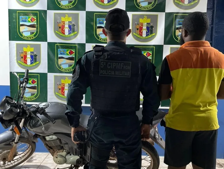 O veículo e o motociclista foram apresentados na delegacia de polícia de Bonfim (Foto: Divulgação)