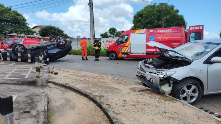 O Corola prata invadiu a preferência da rua Sucupira. (Foto: Marília Mesquita/FolhaBV)