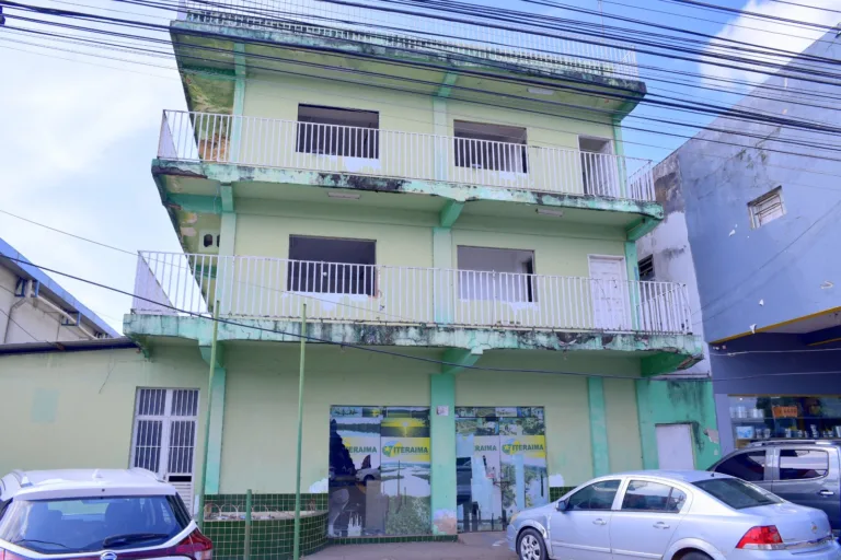 O antigo prédio do Iteraima, na Avenida Ville Roy, está entre um dos imóveis que serão leiloados (Foto: Divulgação)