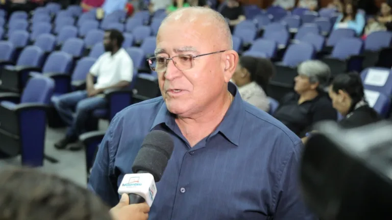 O candidato a prefeito de Amajari, Toinho da Aderr, alcunha de Antonio Etelvino Almeida, em entrevista à TV Assembleia (Foto: SupCom ALE-RR)