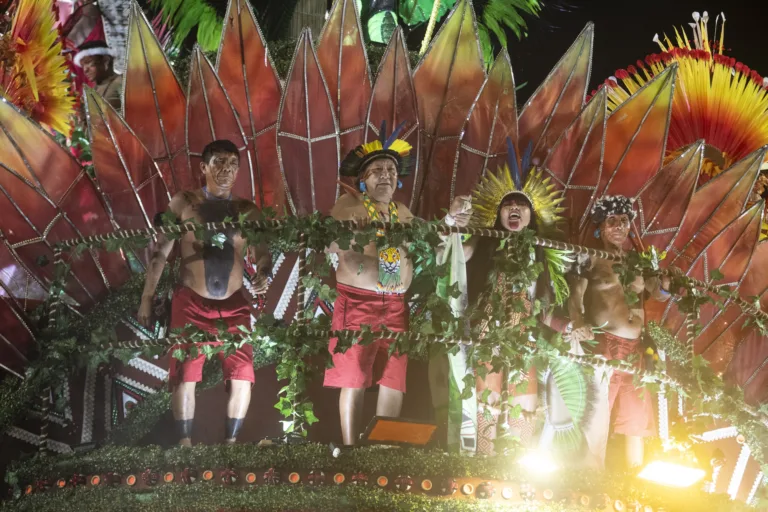 O desfile da Salgueiro, que obteve o 4º lugar no Carnaval do Rio de Janeiro de 2024 com o enredo “Hutukara”, exalta a cosmologia e a cultura dos Yanomami. (Foto: Landau/ISA)