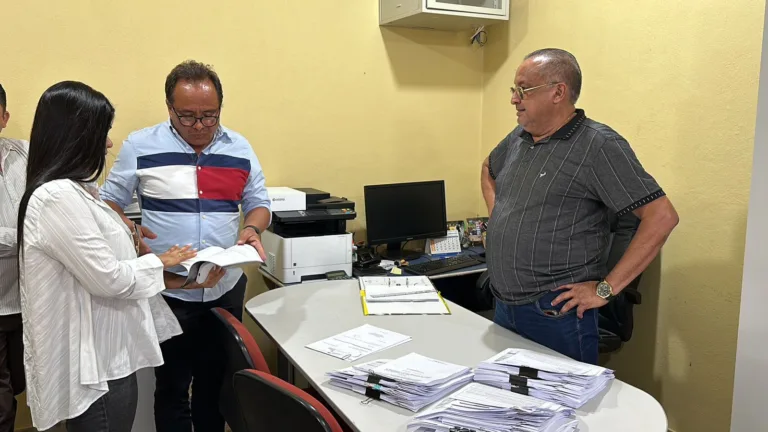 Procurador-Geral, Dr. Paulo Sousa, foi até a prefeitura do município para concluir as diligências  (Foto: Ascom/MPCRR)