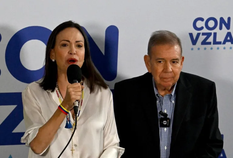 María Corina Machado, líder da oposição na Venezuela, ao lado do candidato Edmundo González. Foto: Juan Barreto/AFP