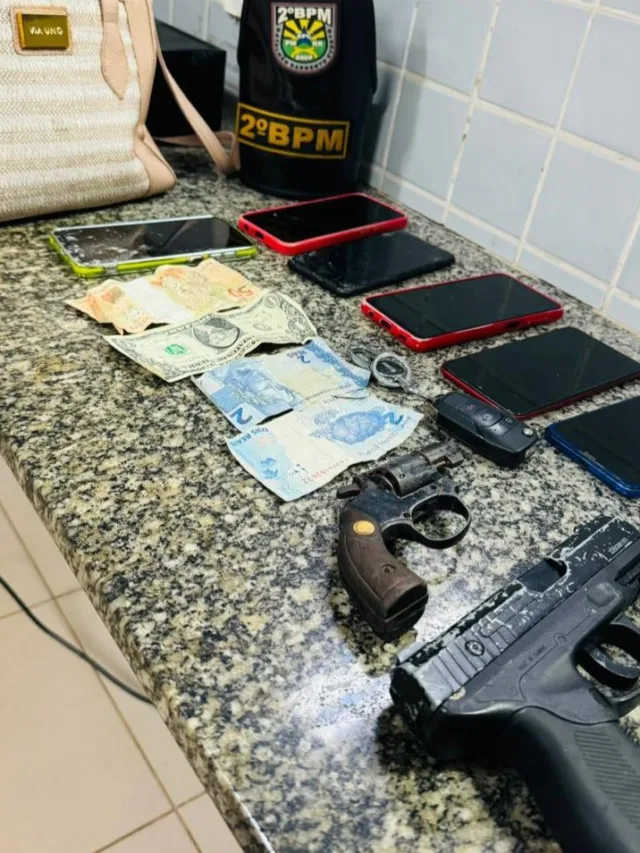 Com o grupo, os policiais encontraram seis aparelhos celulares, uma arma de fogo e um simulacro de arma (Foto: Divulgação)