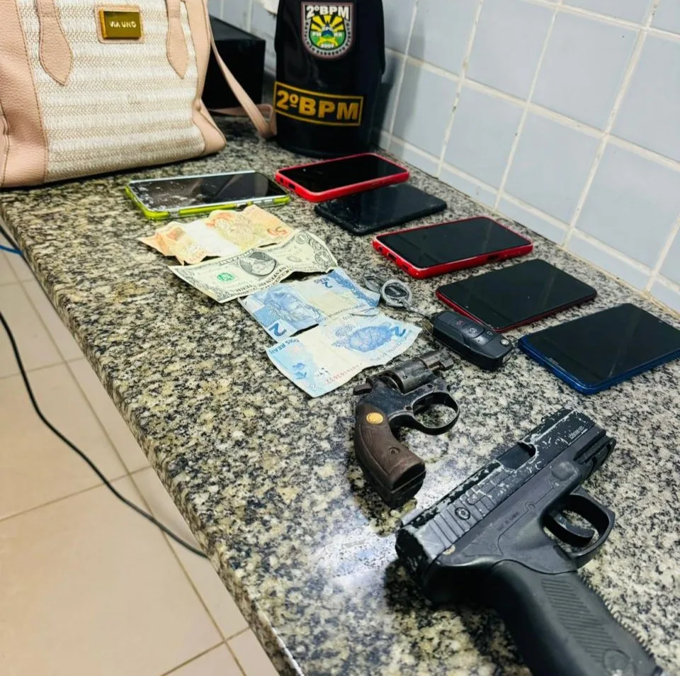 Com o grupo, os policiais encontraram seis aparelhos celulares, uma arma de fogo e um simulacro de arma (Foto: Divulgação)