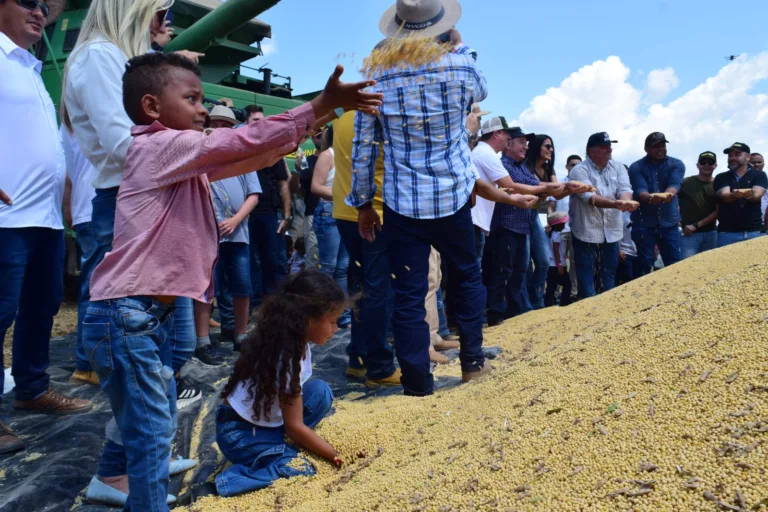 Agricultores familiares e empresários do ramo da soja estiveram presente no evento de abertura da colheita do grão. (Foto: Nilzete Franco/FolhaBV)