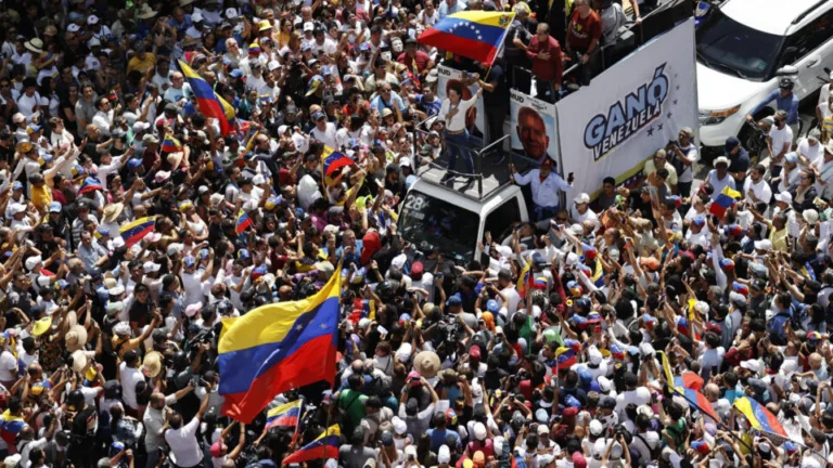 A líder da oposição, María Corina Machado, reaparece em protestos contra resultados das eleições ne Venezuela — Foto: Miguel Gutierrez/ EFE
