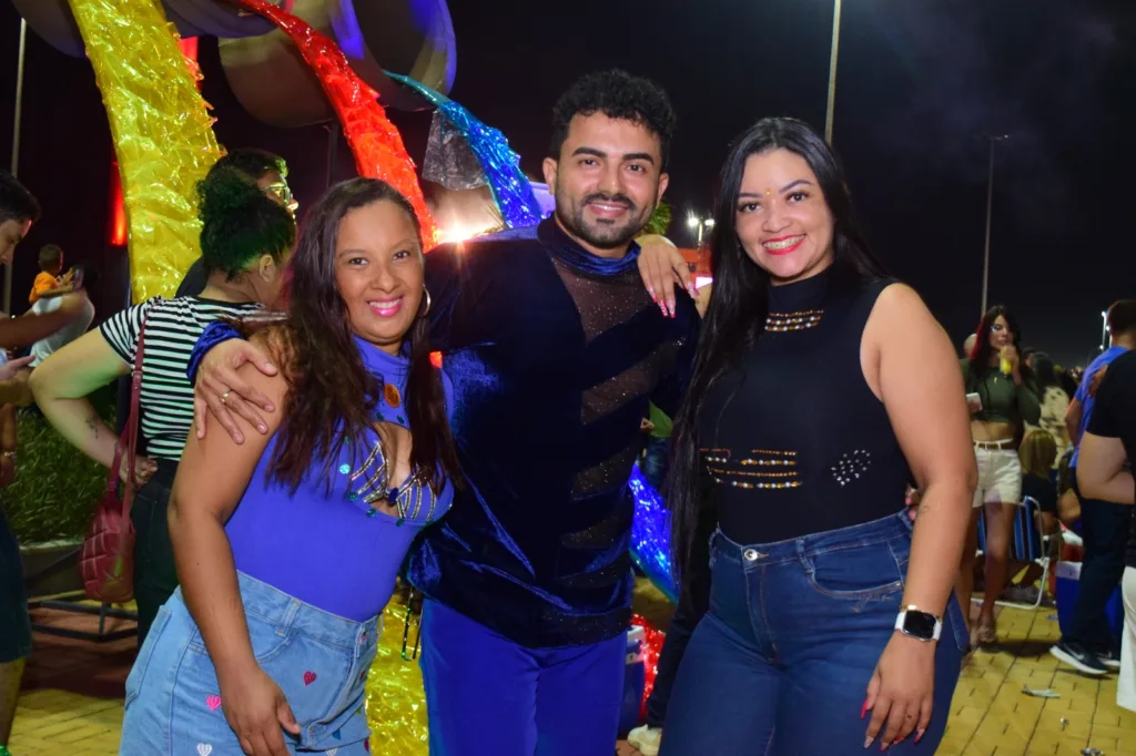 Leo e amigas, também dançarinas, foram assistir o show da Joelma no Mormaço Cultural. (Foto: Nilzete Franco/FolhaBV)