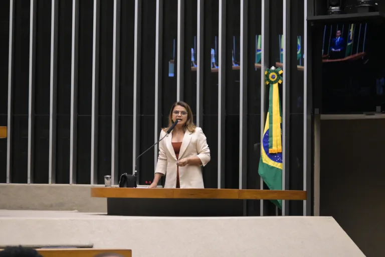 Helena Lima durante discurso (Foto:Ascom Parlamentar)