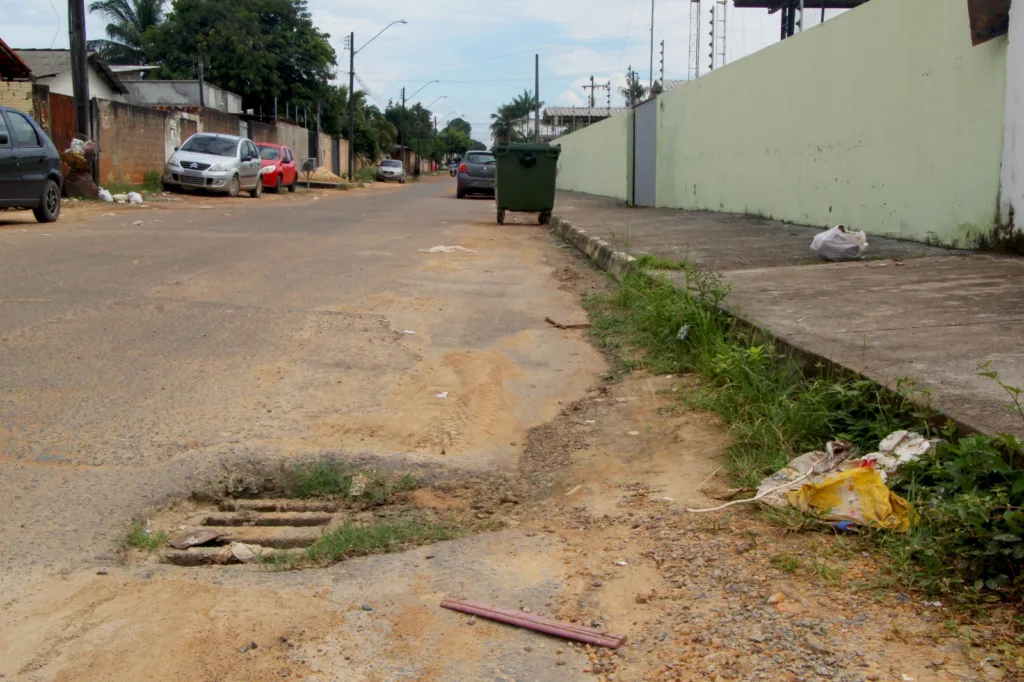 Mesmo seco, esgoto causa mau cheiro na rua e invade as casas de moradores próximos (Foto: Wenderson Cabral/FolhaBV)