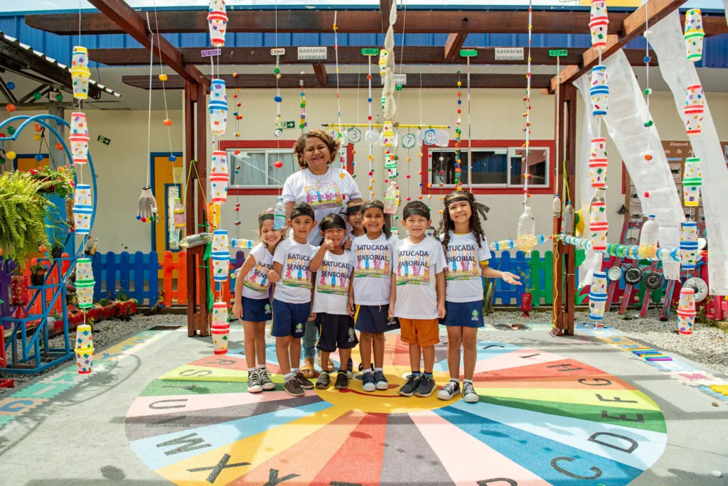 Professora Igleide Sabino e alunos da oficina com materiais recicláveis. (Foto: reprodução/Semuc)