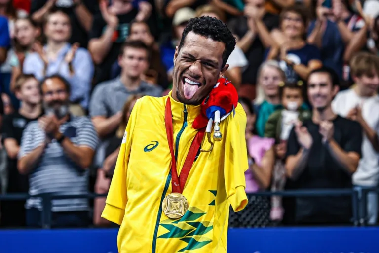 Gabriel Araújo com ouro conquistado nos 100m costas da classe S2. (Foto: Wander Roberto / CPB)