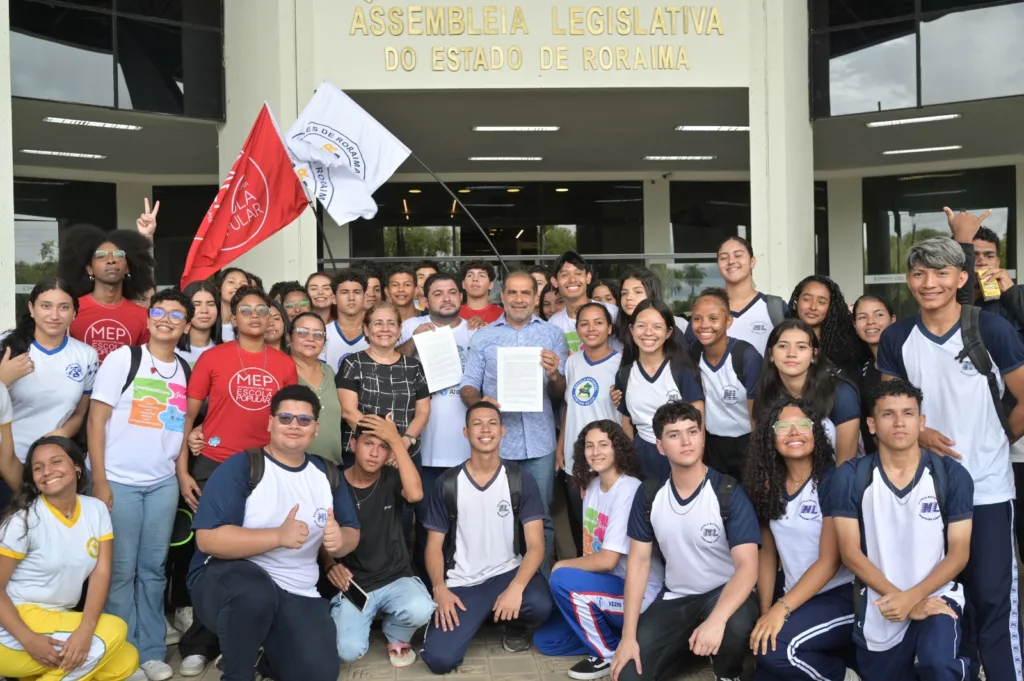 A entrega da carta ocorreu em alusão ao Dia do Estudante. (Foto: Jader Souza/ALE-RR)