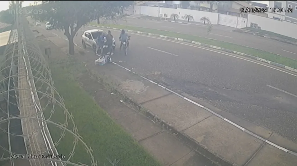 Assaltante estava em uma motocicleta e roubou os celulares das duas mulheres (Foto: Reprodução)