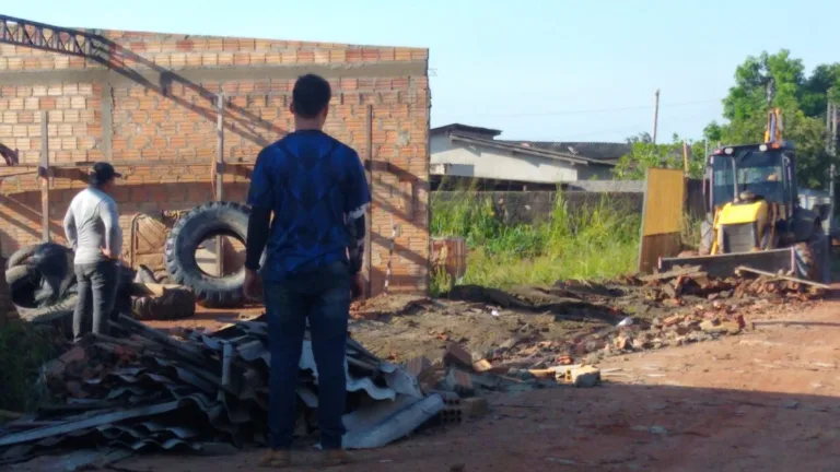 Vendaval destelhou casas e derrubou postes de energia (Foto: Arquivo Pessoal/Defesa Civil de Rorainópolis)