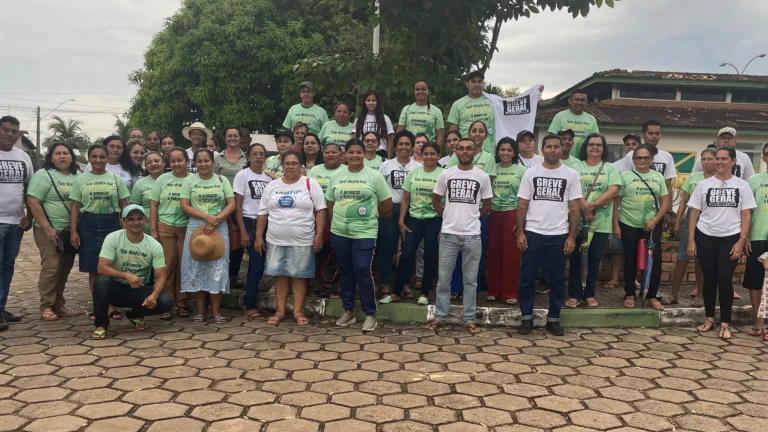 Professores em manifestação no município. (Foto: arquivo pessoal)