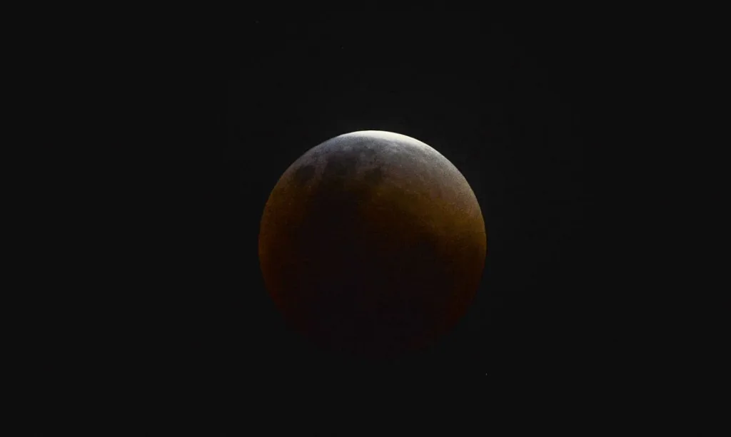 O ponto máximo será às 23h44 (horário de Brasília), quando cerca de 3,5% da Lua estará coberta pela sombra da Terra. (Foto: Marcello Casal jr/Agência Brasil
Geral)