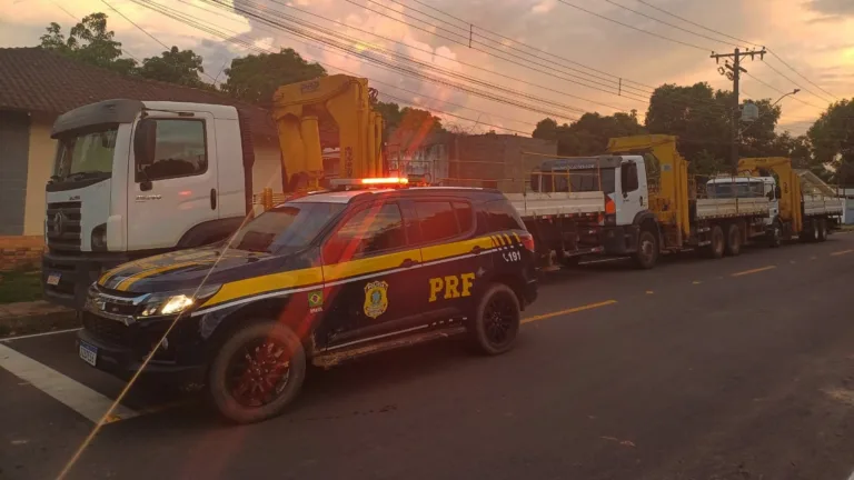 Caminhões apreendidos pela PRF foram levados para a delegacia de Cantá (Foto: PRF)