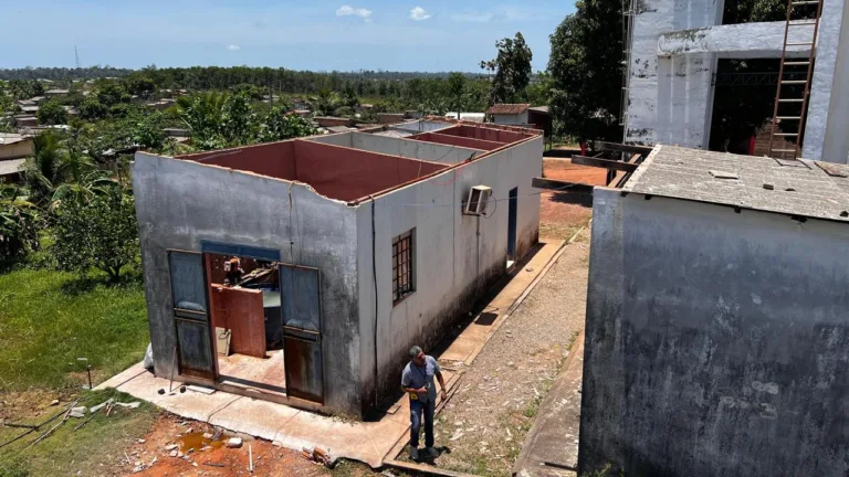 Força do vento carregou telhado de unidade da Caer (Foto: Ascom Caer)