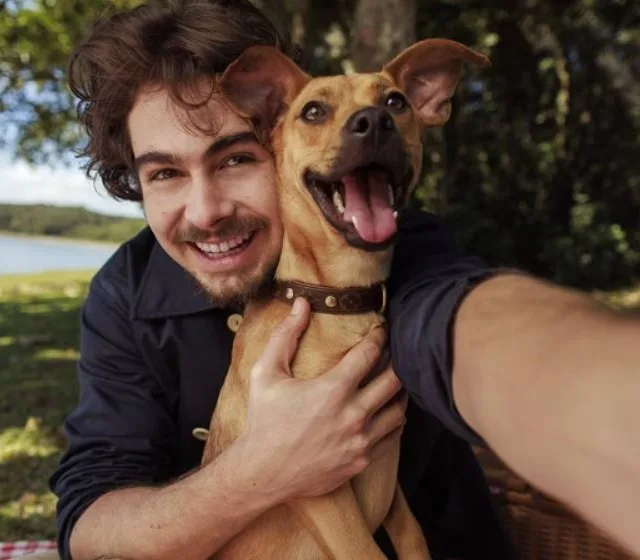 O filme já está em fase de início de produção, sendo estrelado por Rafael Vitti no papel do chef Pedro e do cão Amendoim como o cachorro Caramelo. (Foto: Divulgação)