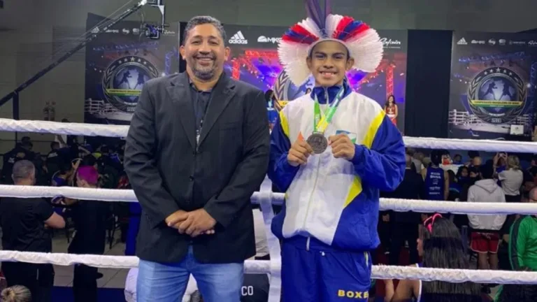 O técnico Ronaldo Silva com o pugilista Arrison Junior Nascimento (Foto: Divulgação)