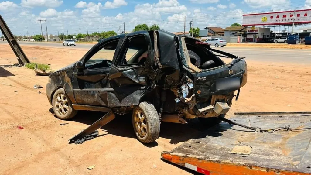 Carro que estava estacionado e foi atingido (Foto: Divulgação) 