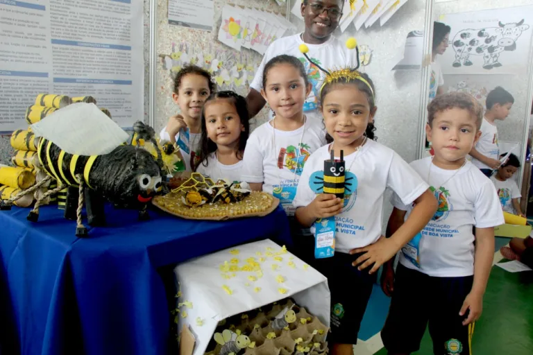 São mais de 800 estudantes de 110 escolas participando da feira (Foto: Wenderson Cabral/FolhaBV)