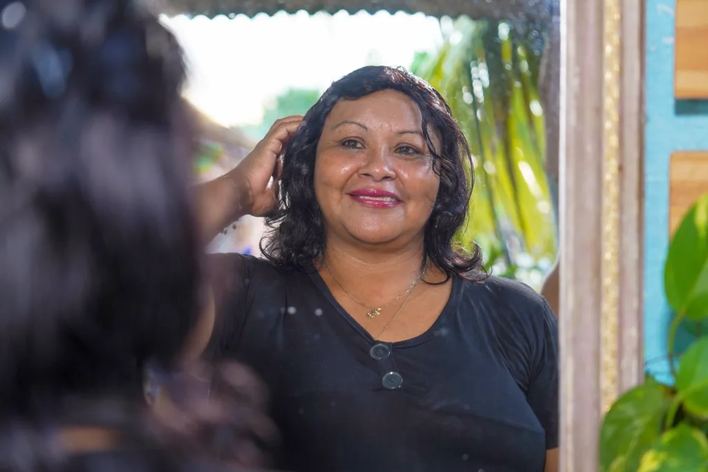 Cátia Lima recebeu peruca da Secretaria Especial da Mulher (Foto:  Marley Lima/ SupCom ALE-RR)