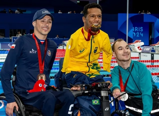 Gabriel Araújo, vencedor de três medalhas de ouros (100m costas, 50m costas e 200m livre), todos na classe S2, para nadadores com falta de coordenação motora de alto grau no tronco, nas pernas e nas mãos, e de baixo grau nos braços. (Foto: DBM/Insidefoto/Mondadori Portfolio via Getty Images)