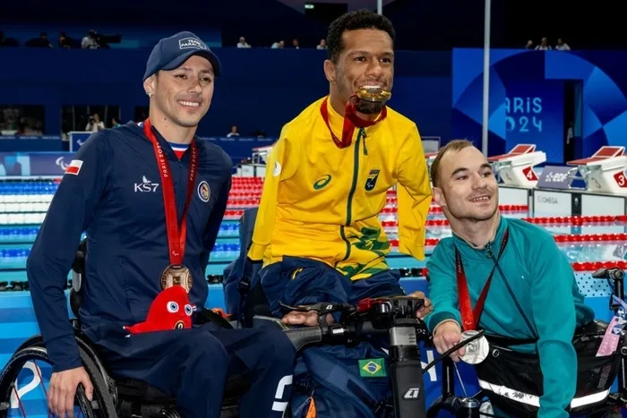 Gabriel Araújo, vencedor de três medalhas de ouros (100m costas, 50m costas e 200m livre), todos na classe S2, para nadadores com falta de coordenação motora de alto grau no tronco, nas pernas e nas mãos, e de baixo grau nos braços. (Foto: DBM/Insidefoto/Mondadori Portfolio via Getty Images)