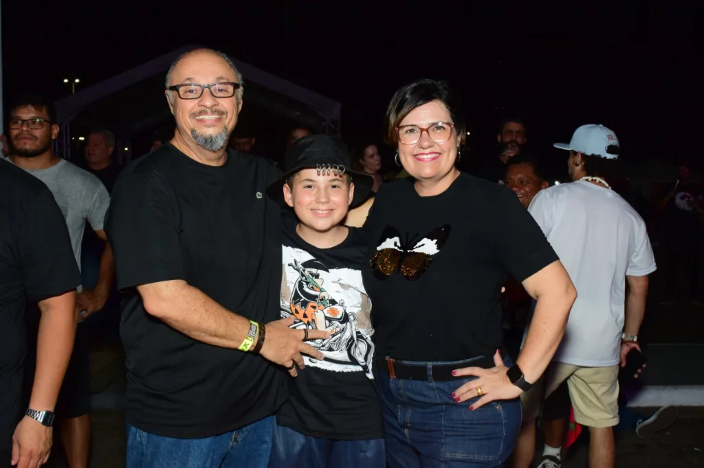 O professor Maurício Zouein, seu filho e esposa Karen Telles — Foto: Nilzete Franco/FolhaBV