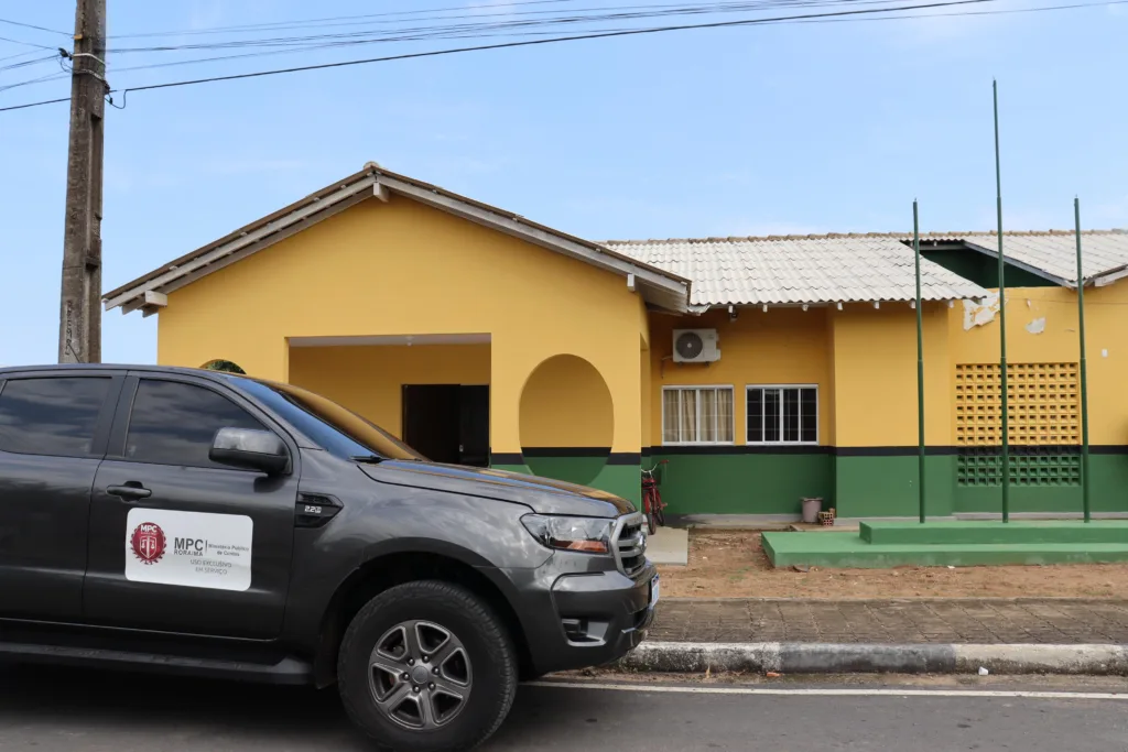 No local, a equipe de servidores foi atendida pelo atual presidente da Casa, Edinho Pereira, que prestou esclarecimentos sobre o caso. (Foto: MPC/RR)