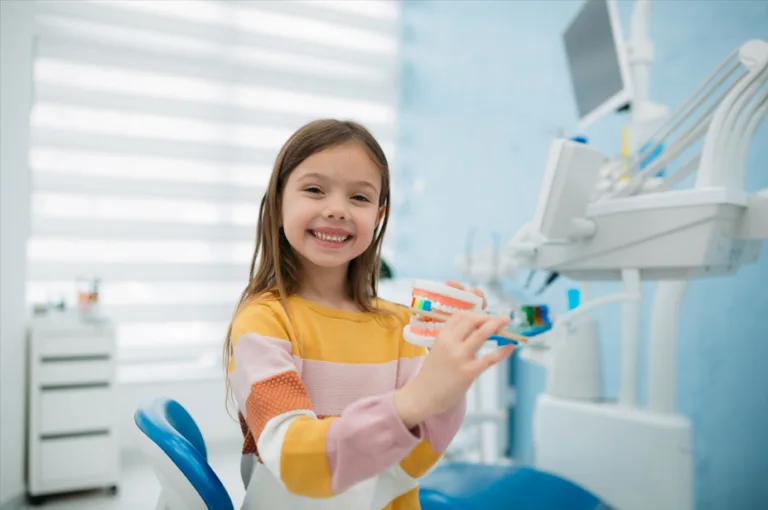 É fundamental que os pais acompanhem a saúde bucal de seus filhos com visitas regulares ao dentista, garantindo um tratamento precoce e eficaz para evitar complicações futuras. (Foto: Divulgação)