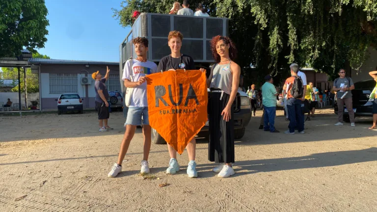 Grupo de jovens defendem público LGBT e outras pautas durante o 30º Grito dos Excluídos em Boa Vista (Foto: Lucas Luckezie/FolhaBV)