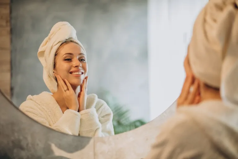 Todo ritual de skincare começa com uma boa limpeza facial. (Foto: Reprodução/Freepik)