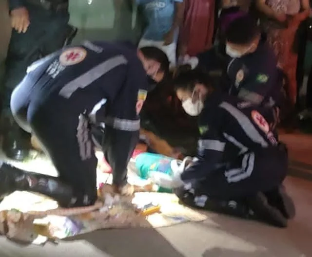 Momento em que a criança é socorrida pelo Samu (Foto: Divulgação) 