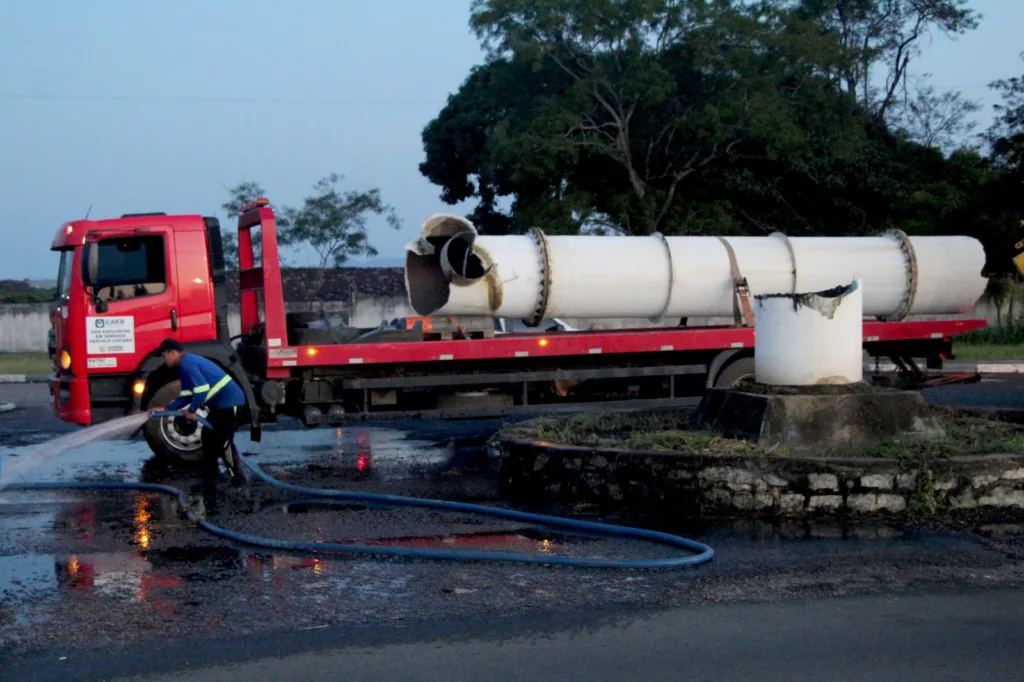 Tudo de fibra de vidro tinha mais de 25 anos, afirma diretora da companhia — Foto: Wenderson Cabral/FolhaBV