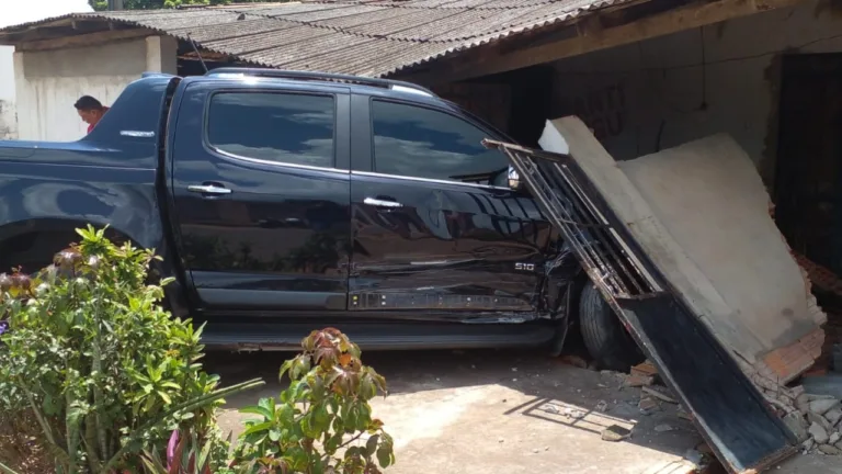 Caminhonete S-10 acabou destruindo muro de residência após ser atingida por carro (Foto: Wenderson Cabral/FolhaBV)