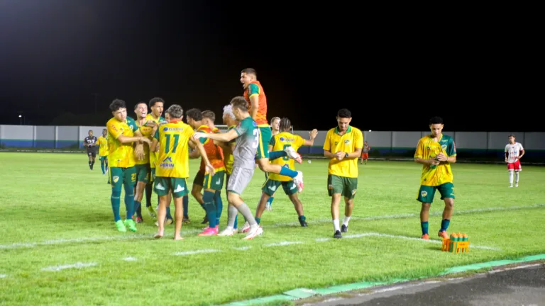 Jogadores e comissão técnica do Monte Roraima festejam gol contra o Náutico (Foto: Déborah Nascimento)