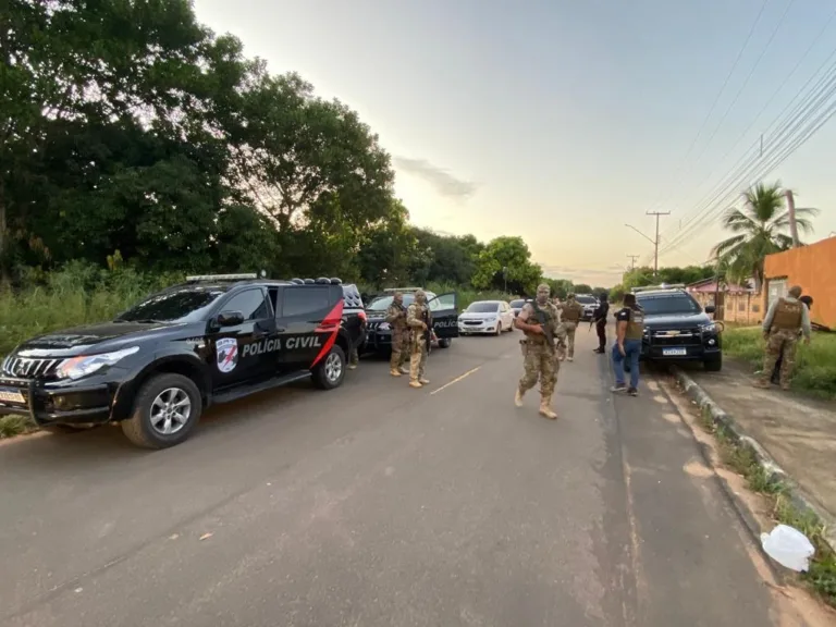 A dupla foi presa no bairro Nova Cidade em uma operação do 5º Distrito da Polícia Civil para cumprimento dos mandados de prisão por roubo majorado. (Foto: reprodução/PCRR)