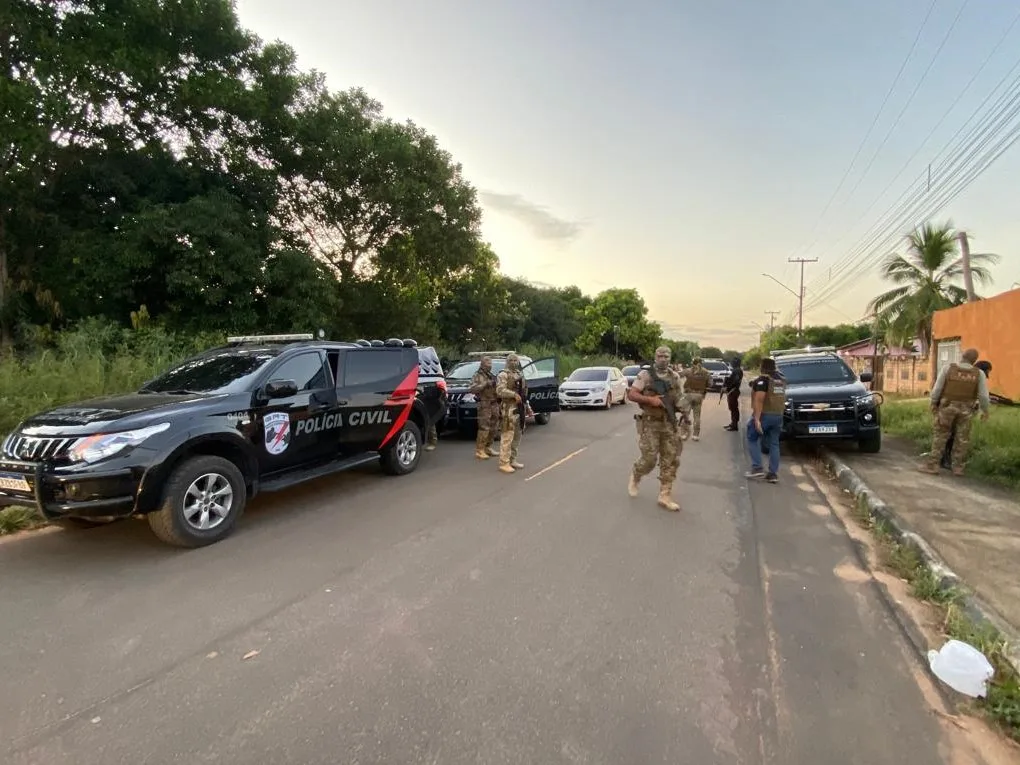 A dupla foi presa no bairro Nova Cidade em uma operação do 5º Distrito da Polícia Civil para cumprimento dos mandados de prisão por roubo majorado. (Foto: reprodução/PCRR)