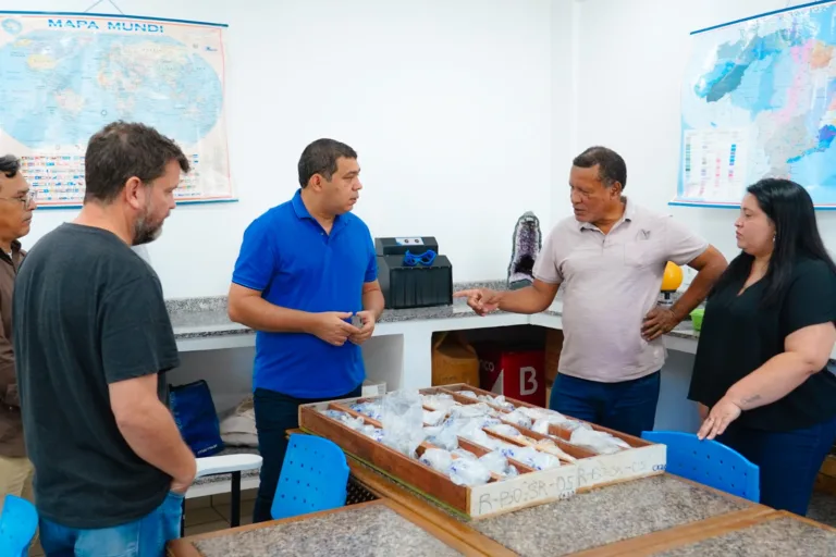 Professores da UFRR apresentam indícios de petróleo na região do Tacutu em Roraima (Foto: Marley Lima/SupCom-ALE-RR)