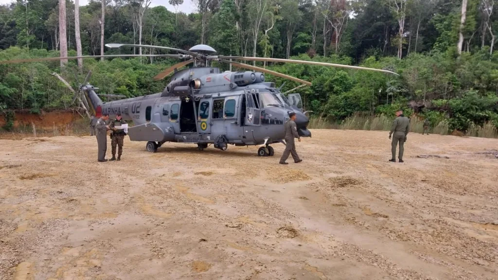 Segundo o Comando, as operações aéreas têm transportado pessoal, material e equipamentos pesados, além de placas fotovoltaicas para fornecer energia sustentável. (Foto: Comando Operacional Conjunto Catrimani II)