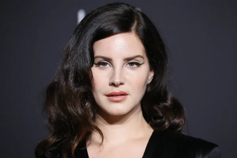 Em carta, chamada de "Question for the culture", Lana del Rey critica outras artistas pela maneira com que vendem música — Foto: Reprodução/Internet