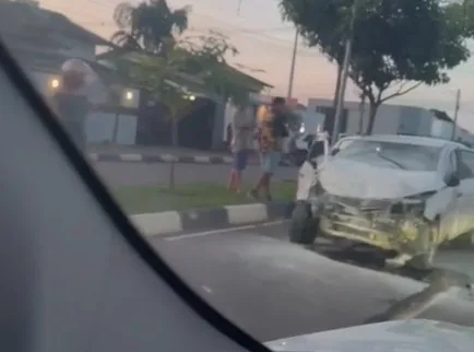 Resultado da colisão entre os veículos foi filmada por quem passou pelo local. (Foto: reprodução/vídeo)